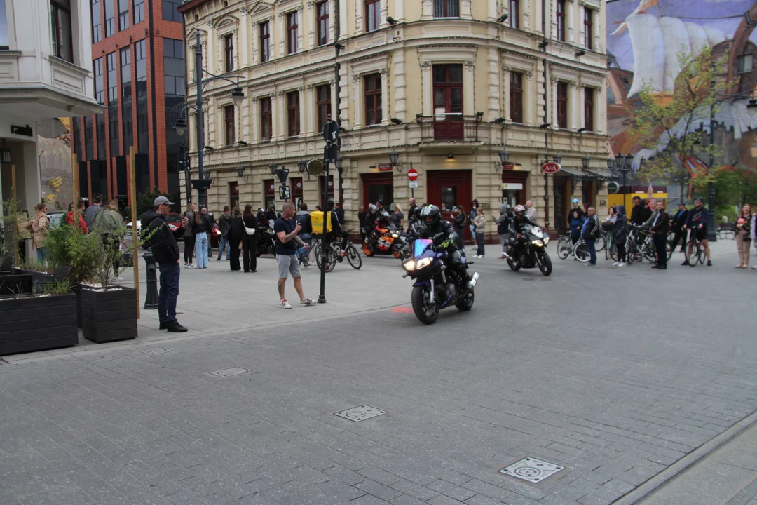 Wielka parada motocyklowa na ulicy Piotrkowskiej w Łodzi