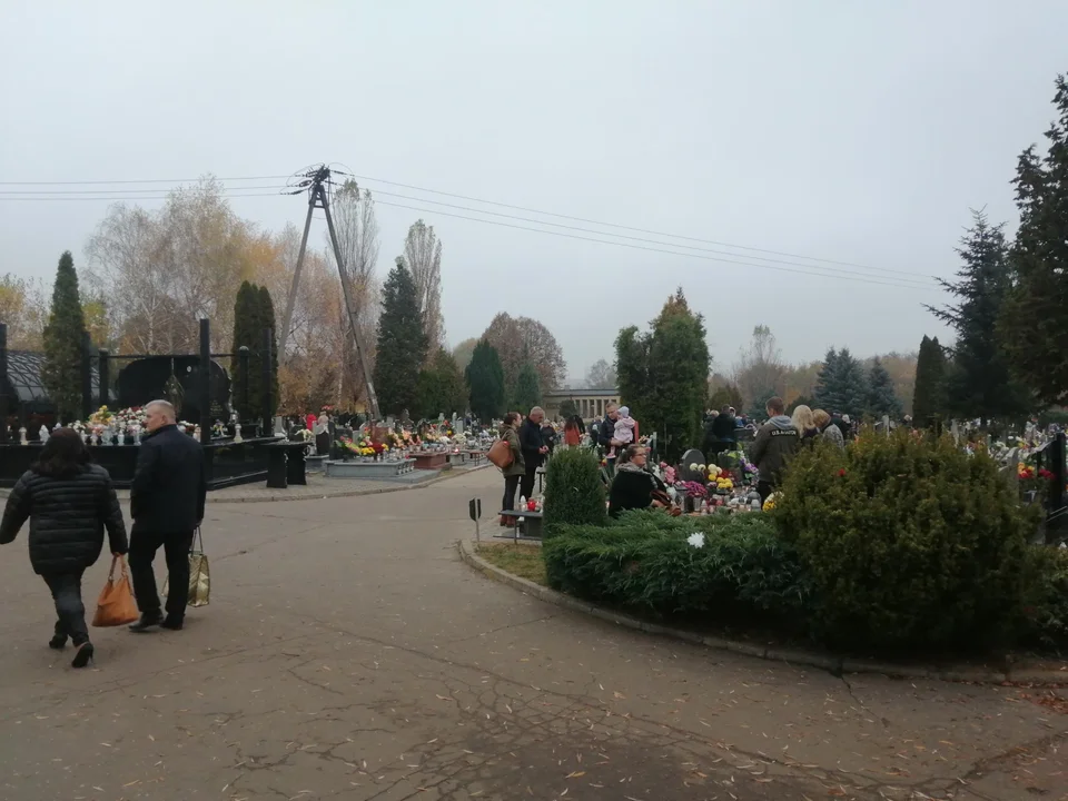 Zgierzanie i mieszkańcy okolic odwiedzili groby na cmentarzach w regionie