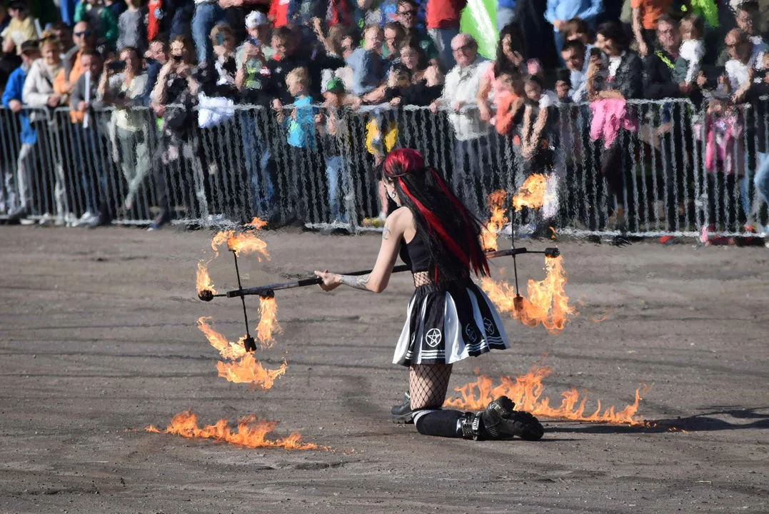 Giganty na czterech kołach zrobiły duże show! Widowiskowy pokaz monster trucków