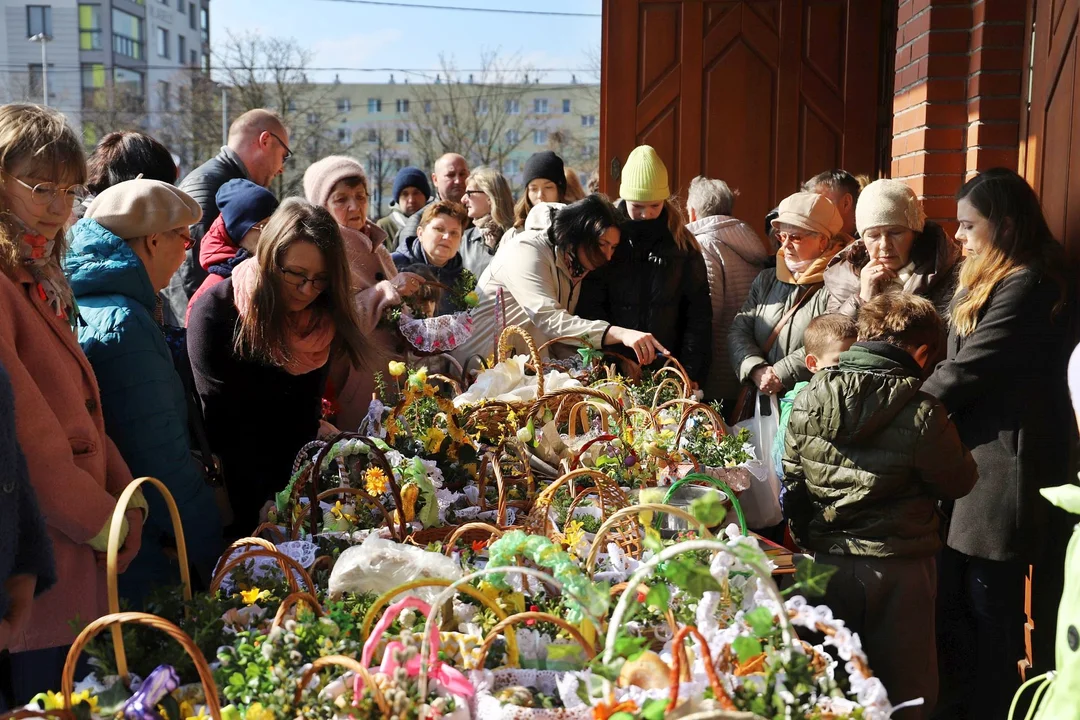 Wielka Sobota w Kutnie. W kościołach święcą pokarmy