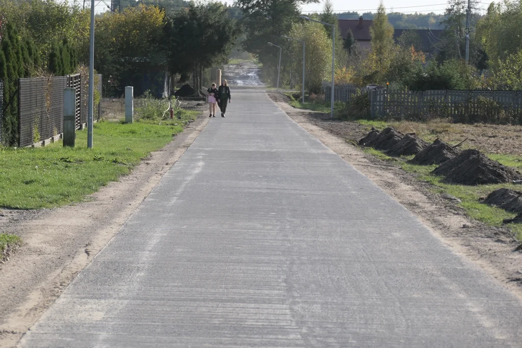 Gotowa nowa droga pod Bełchatowem. Urząd już planuje prace w kolejnej miejscowości [FOTO] - Zdjęcie główne