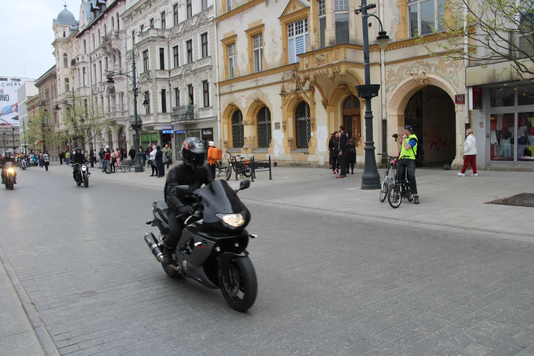 Wielka parada motocyklowa na ulicy Piotrkowskiej w Łodzi