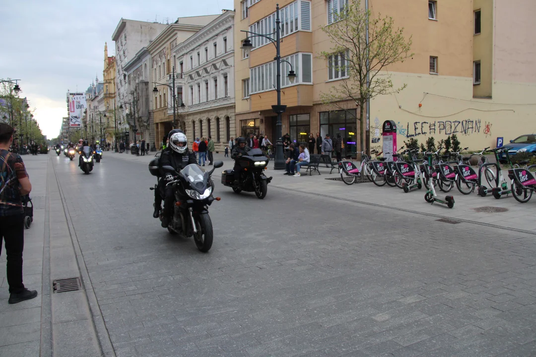 Wielka parada motocyklowa na ulicy Piotrkowskiej w Łodzi