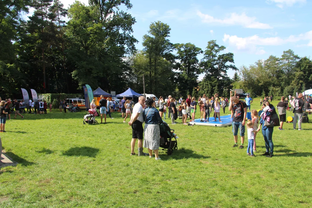 Piknik rodzinny w parku na Młynku w Łodzi