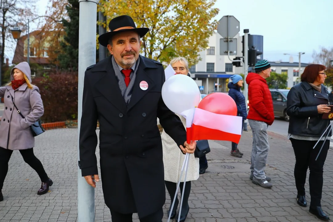 Pochody 11 listopada w Zgierzu. Mieszkańcy tłumnie uczestniczyli w uroczystościach Święta Niepodległości.