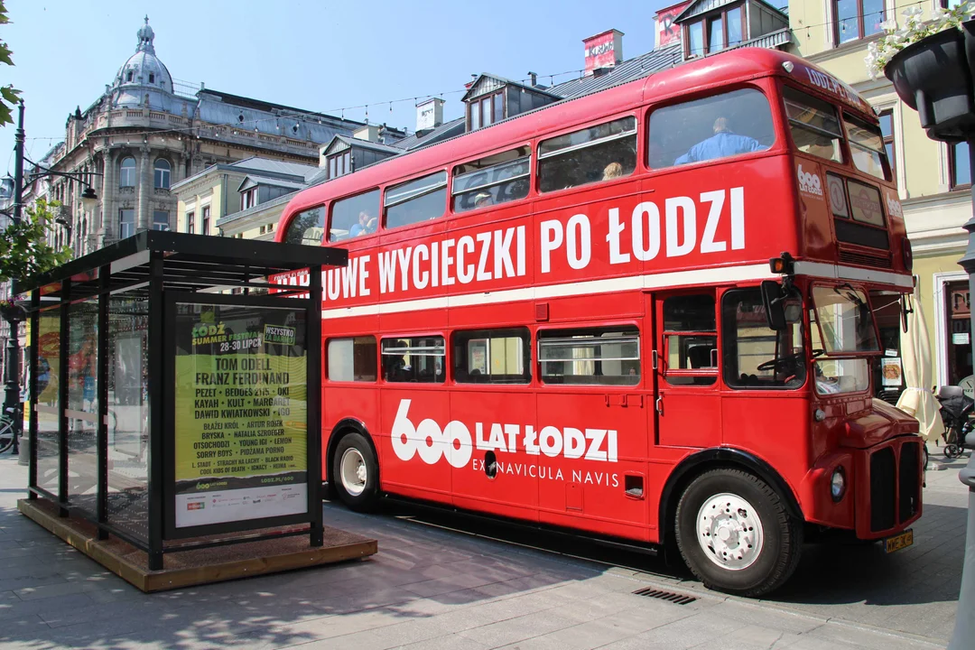 Piętrowy autobus turystyczny przemierza szlakiem łódzkich zabytków