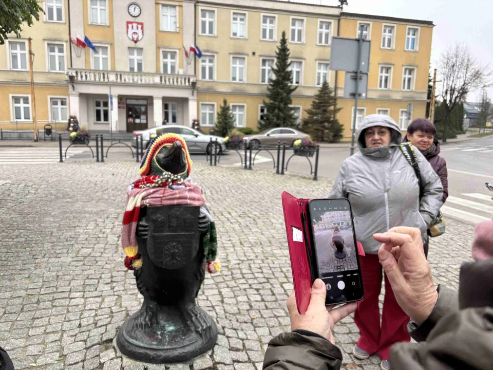 Pomnik w centrum miasta udekorowany przez grupę „Zamontanki”