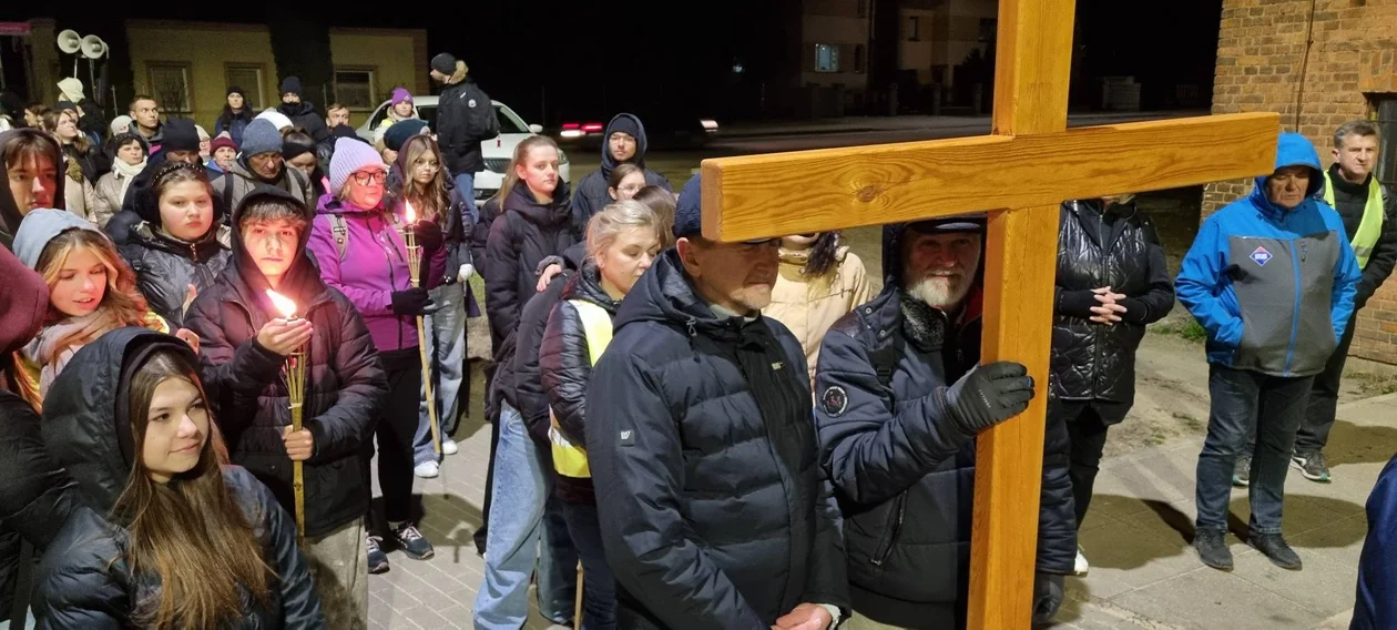 Droga Krzyżowa „PoKutnie” przeszła ulicami miasta. Wierni pokonali 9 kilometrów