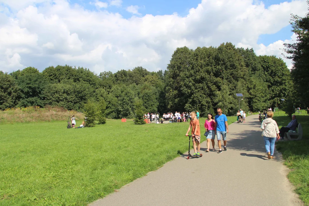 Piknik rodzinny w parku na Młynku w Łodzi