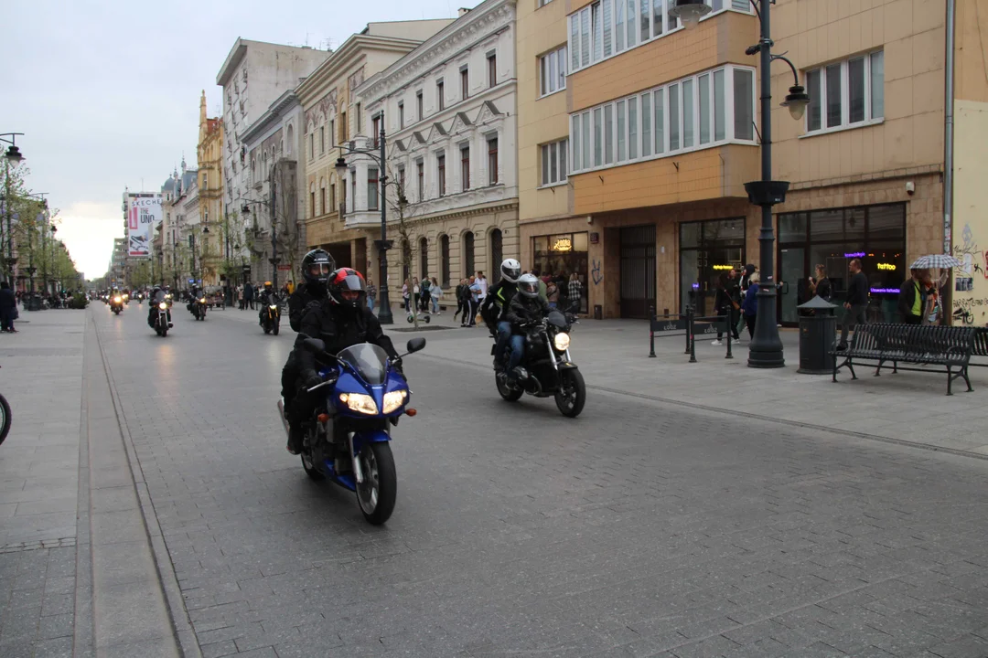 Wielka parada motocyklowa na ulicy Piotrkowskiej w Łodzi