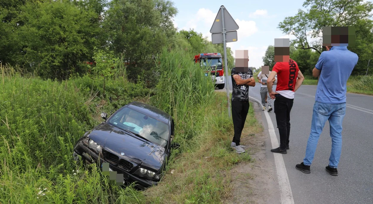 Kilka osób na SOR. BMW w rowie na kutnowskiej strefie przemysłowej [ZDJĘCIA] - Zdjęcie główne