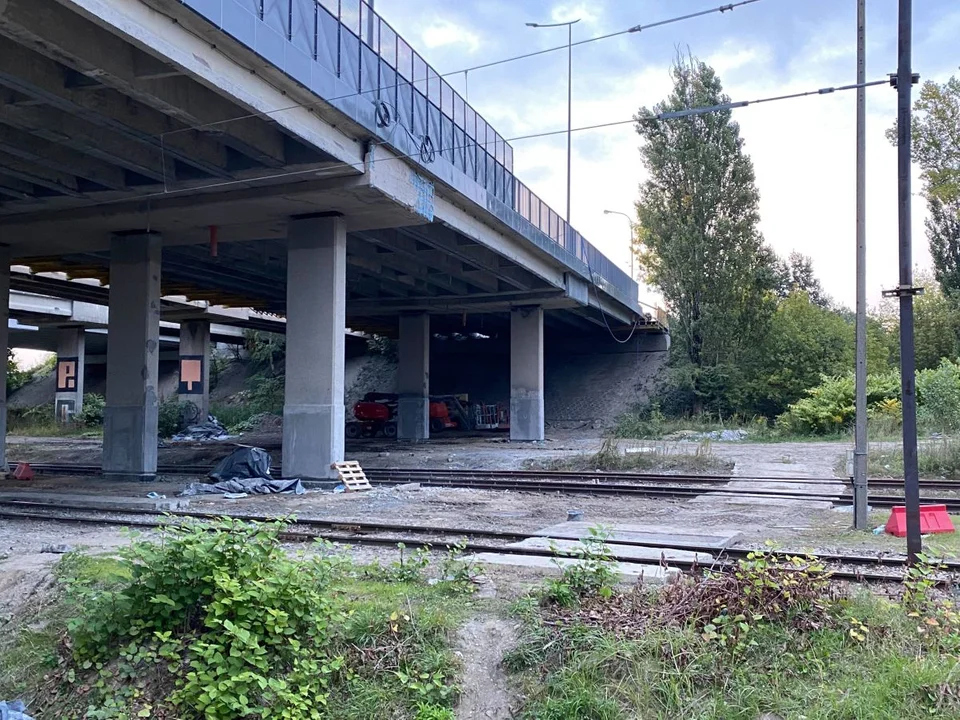 Stacja Łódź Dąbrowa w czasie remontu wiaduktów