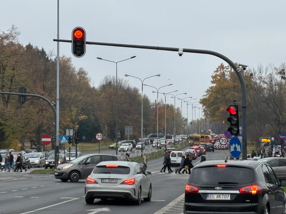 Korki w okolicach cmentarza na Dołach