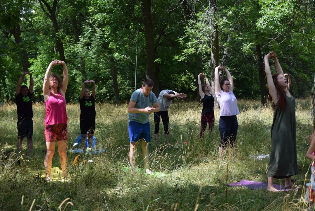 Joga w parku na Zdrowiu