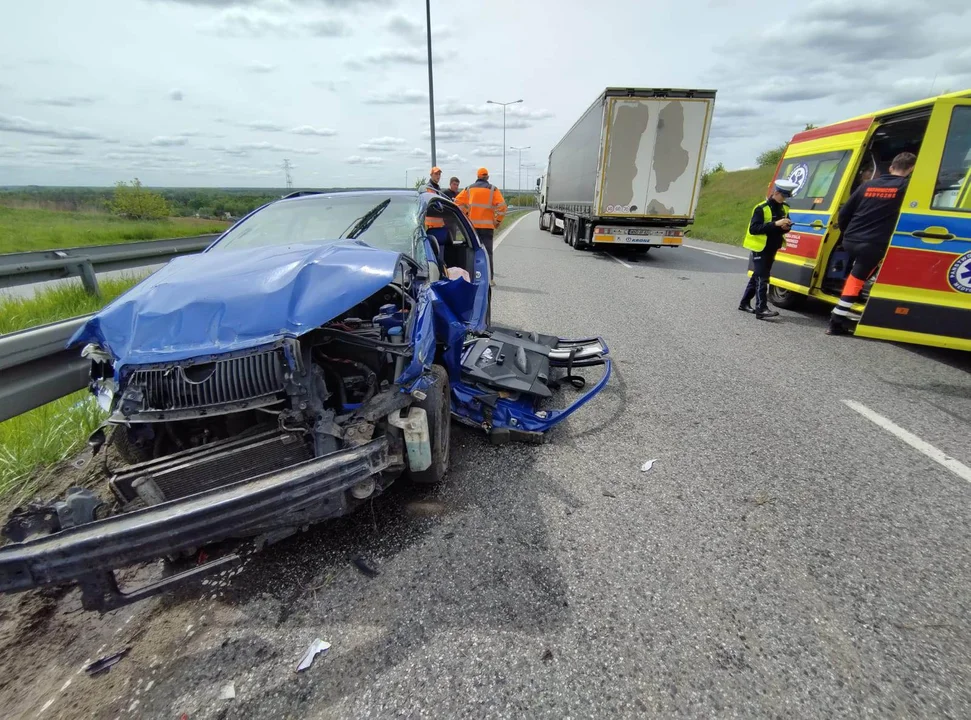 74-latek wjechał w samochód ciężarowy. Jedna osoba ranna [ZDJĘCIA] - Zdjęcie główne