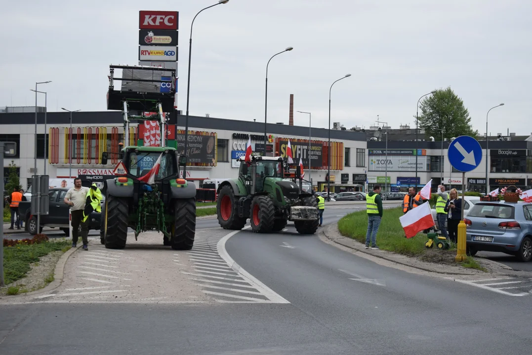 Ważne skrzyżowanie w Zgierzu zablokowane przez protestujących. Nie obyło się bez incydentu [ZDJĘCIA] - Zdjęcie główne