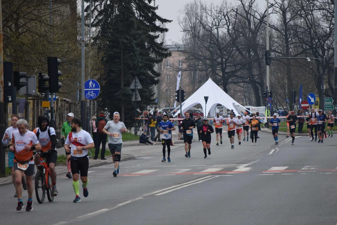 DOZ Maraton ulicami miasta. Zobacz zdjęcia z biegu głównego