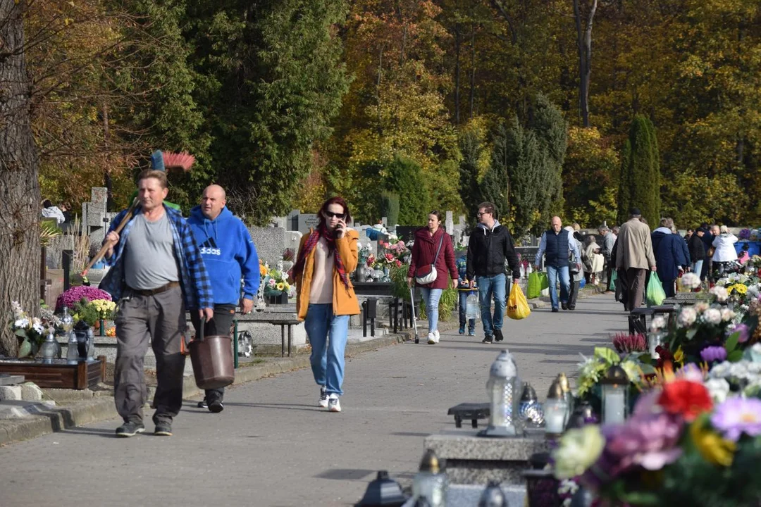 Łodzianie przygotowują groby bliskich do Wszystkich Świętych