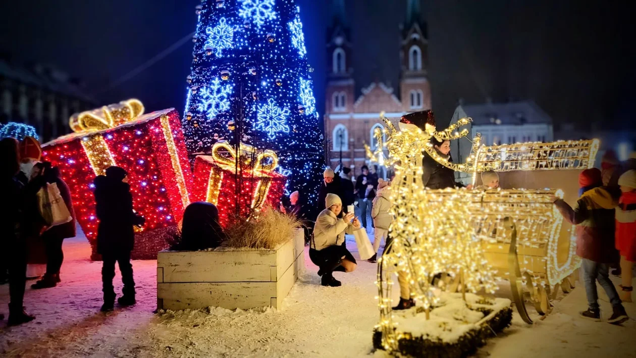 Magia Świąt w centrum Kutna! Iluminacje rozświetliły serce miasta [FOTO] - Zdjęcie główne