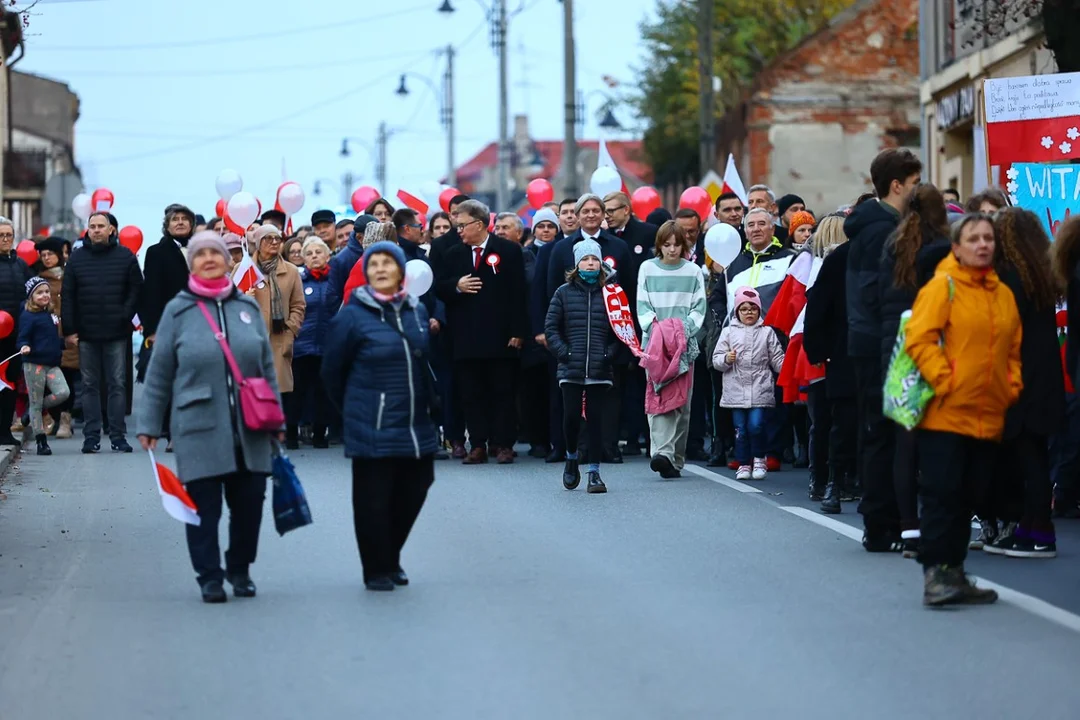 Pochody 11 listopada w Zgierzu. Mieszkańcy tłumnie uczestniczyli w uroczystościach Święta Niepodległości.