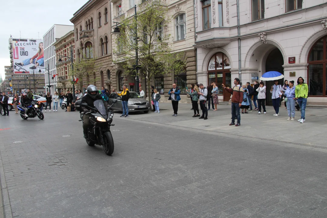 Wielka parada motocyklowa na ulicy Piotrkowskiej w Łodzi