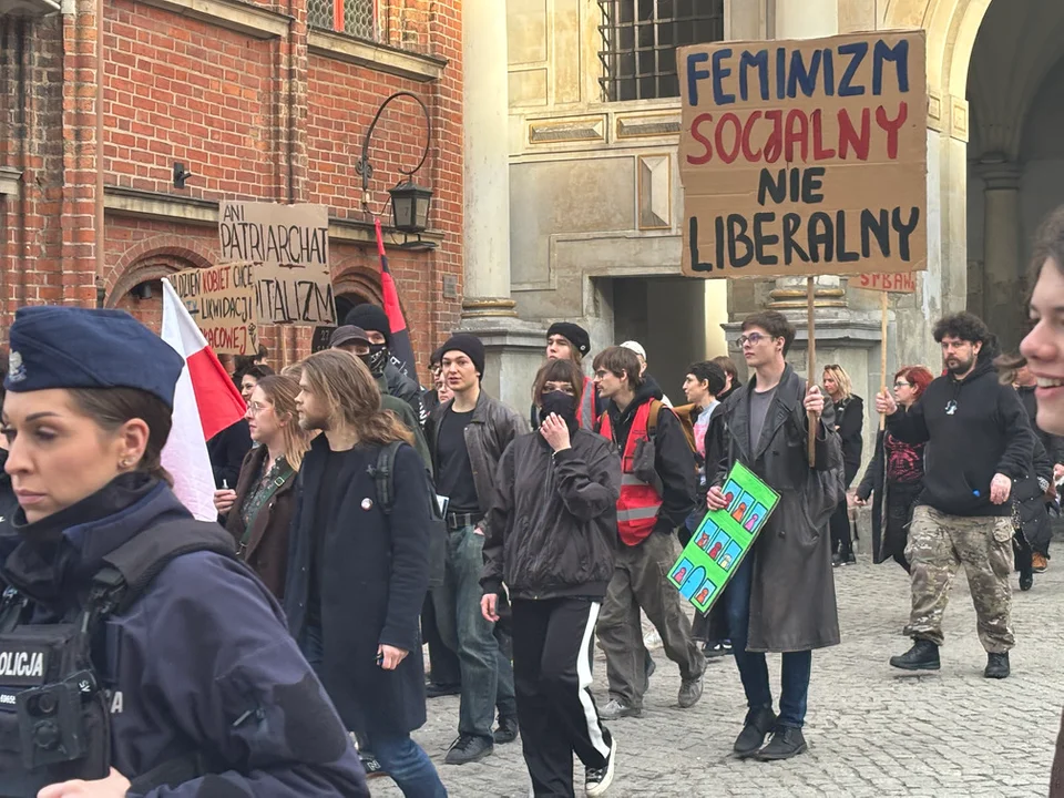 Manifa 2026 w Gdańsku. Demonstranci przeszli przez centrum miasta pod hasłem „Ramię w ramię o aborcję i mieszkanie”