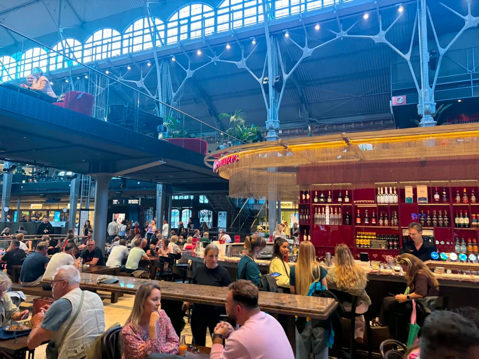 Nowy food hall w Gdańsku przyciąga tłumy. Czasem trudno znaleźć wolny stolik