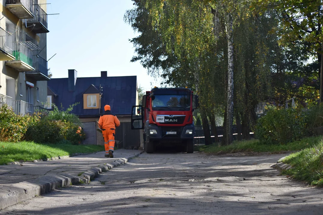 Rozpoczął się remont drogi na osiedlu Okrzei w Zgierzu. Mieszkańcy muszą uzbroić się w cierpliwość [ZDJĘCIA] - Zdjęcie główne