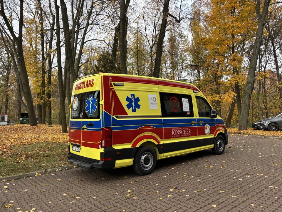 Szpital przy ul. Milionowej w Łodzi z nowym ambulansem