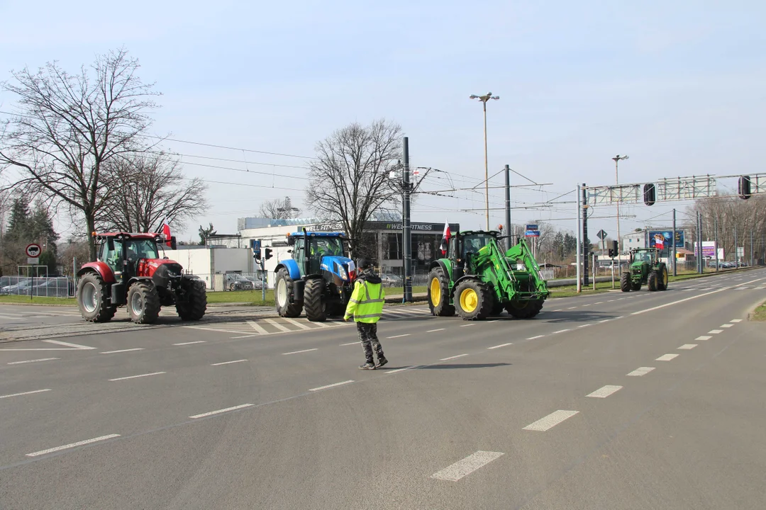 Protest rolników w Łodzi - skrzyżowanie Aleksandrowska/Szczecińska