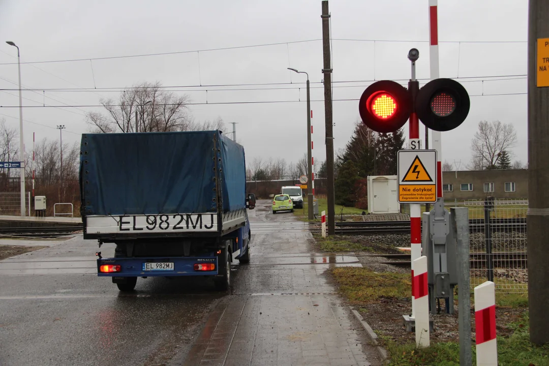 Wyłamanie rogatki na przejeździe kolejowym przy przystanku Łódź Olechów Zachód