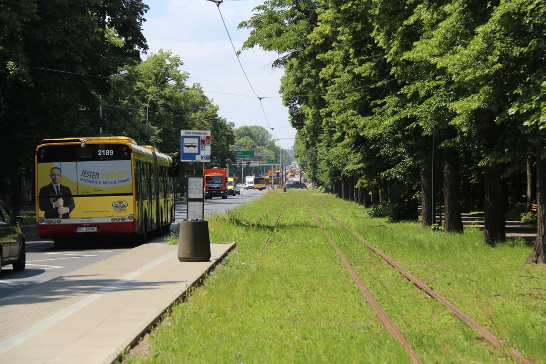 Nieczynne przystanki tramwajowe przy Konstantynowskiej