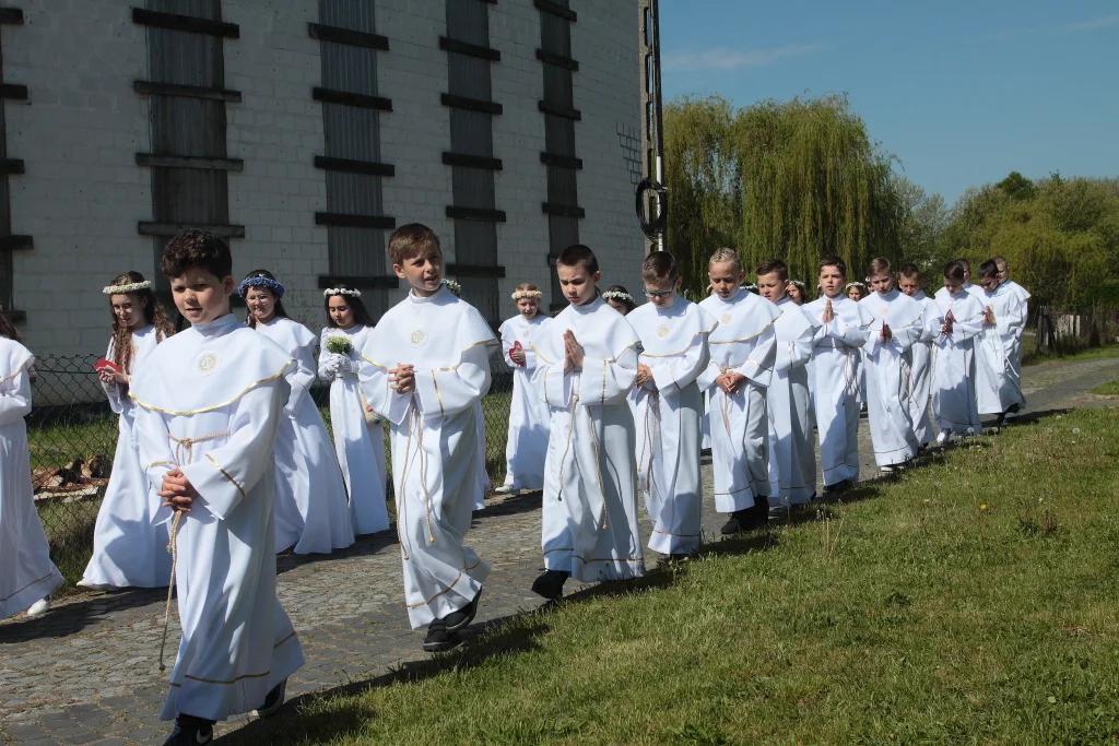 Pierwsza komunia święta w parafii św. Krzyża [ZDJĘCIA] - Zdjęcie główne