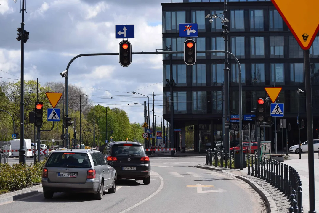 Utrudnienia dla kierowców i pieszych na skrzyżowaniu ul. Ogrodowej i ul. Zachodniej. Obok trwa budowa "Bulwarów Północnych" oraz modernizacja parku Staromiejskiego.