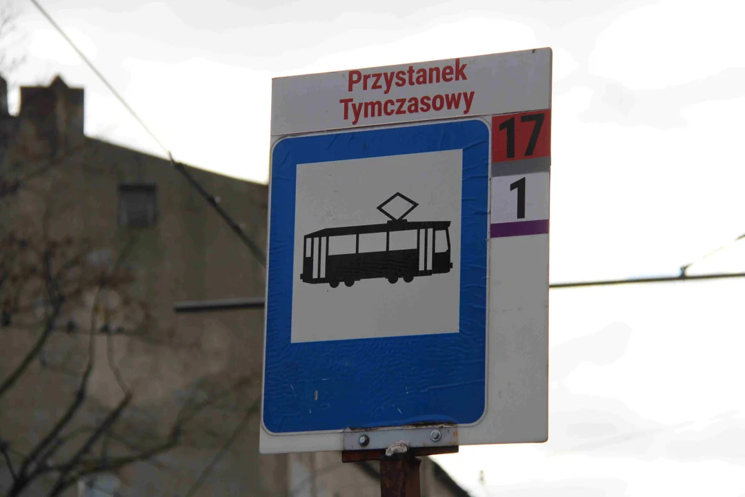 Brudny przystanek tramwajowy przy centrum krwiodawstwa w Łodzi