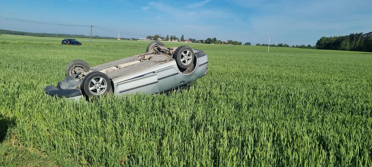 Dachowanie w Górkach Małych, potrójne zderzenie w Starowej Górze. To nie był spokojny dzień na drogach regionu... [ZDJĘCIA] - Zdjęcie główne