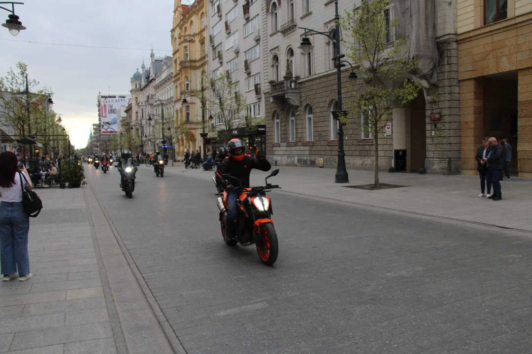 Wielka parada motocyklowa na ulicy Piotrkowskiej w Łodzi