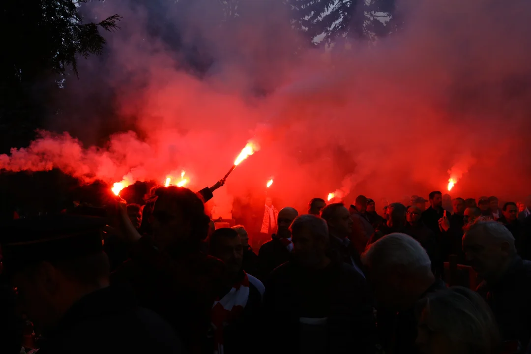 Pogrzeb Igora Sypniewskiego w Łodzi. Kibicie żegnali wychowanka ŁKS-u.