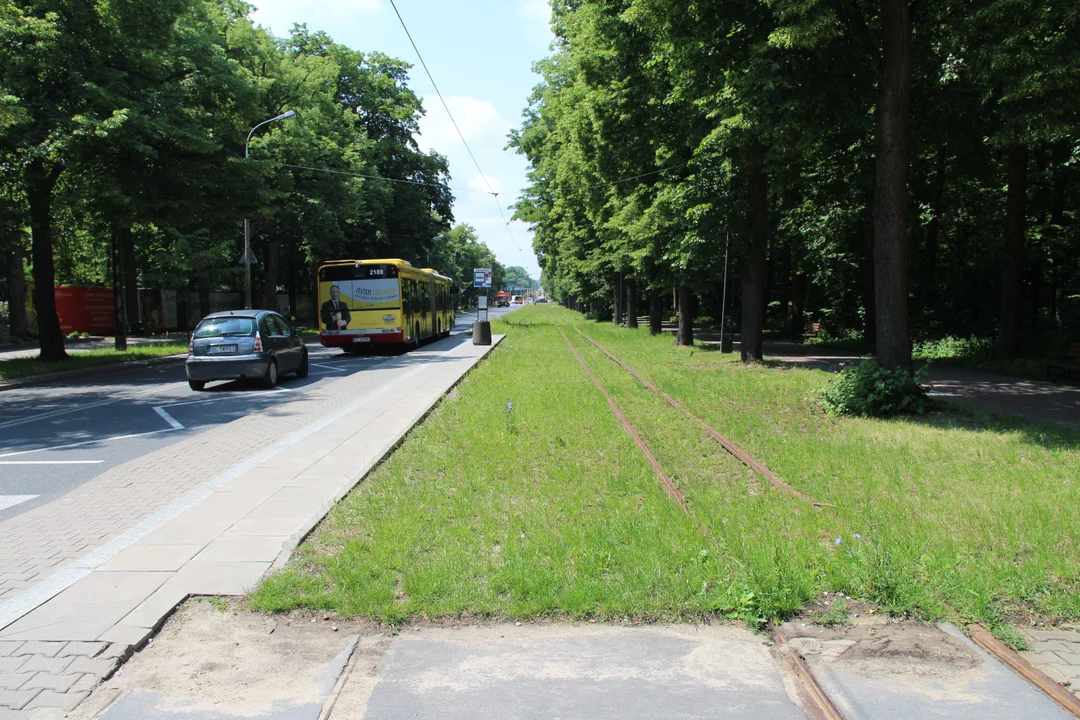 Nieczynne przystanki tramwajowe przy Konstantynowskiej