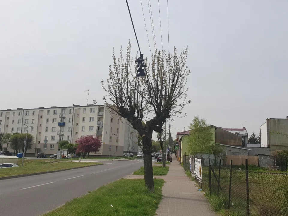 Buty wiszące na przewodach w Ozorkowie. O co chodzi, zastanawiają się mieszkańcy?