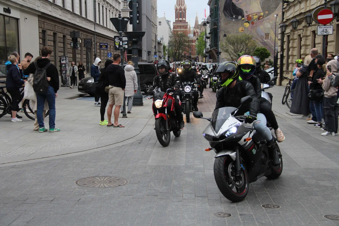 Wielka parada motocyklowa na ulicy Piotrkowskiej w Łodzi