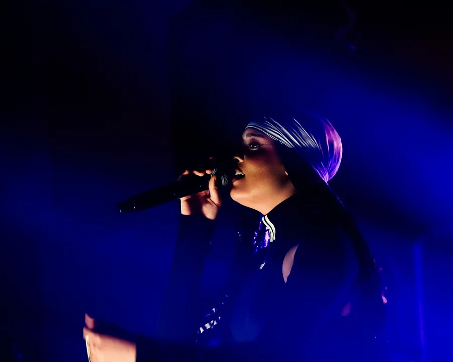 Sara James w Scenografii