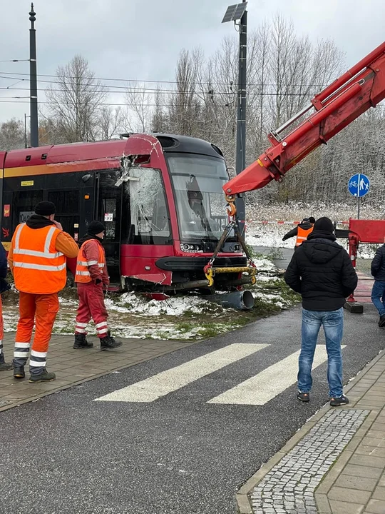 Utrudnienia po wykolejeniu tramwaju MPK Łódź na Olechowie