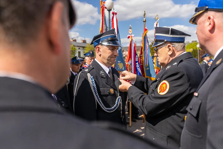 Strażackie święto w Zelowie. Nowe samochody i odznaczenia dla druhów  [FOTO] - Zdjęcie główne