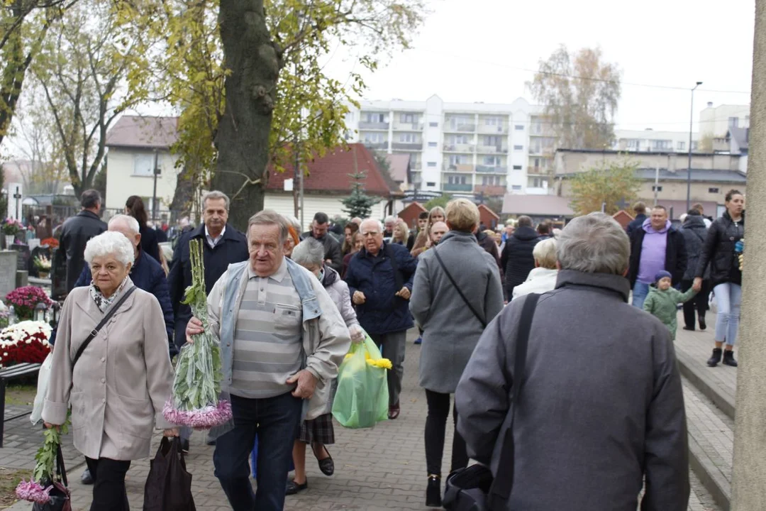 Tłumy łodzian na cmentarzu na Kurczakach