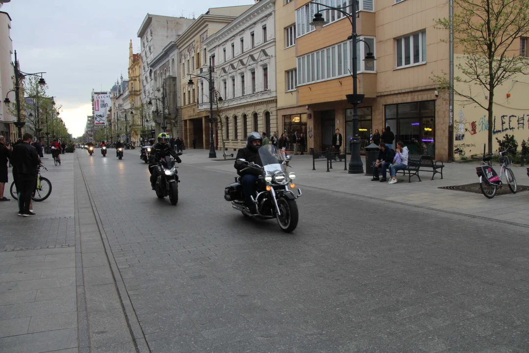 Wielka parada motocyklowa na ulicy Piotrkowskiej w Łodzi