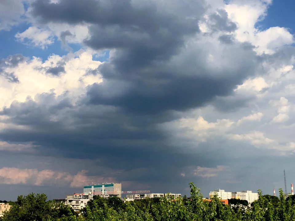 Potężne burze z gradem już nad Polską. IMGW wydało ostrzeżenie dotyczące woj. łódzkiego [ZDJĘCIA]