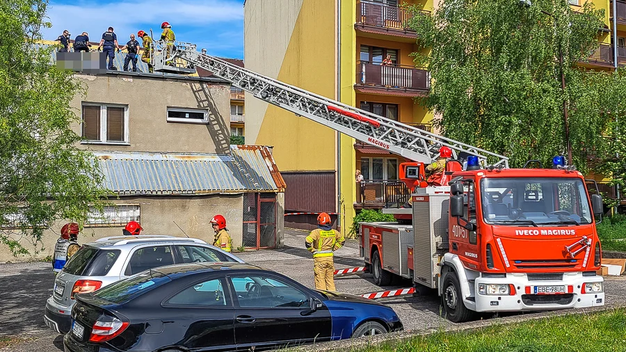 Strażacy i policjanci ściągali nastolatków z dachu. Akcja służb na bełchatowskim osiedlu [FOTO] - Zdjęcie główne