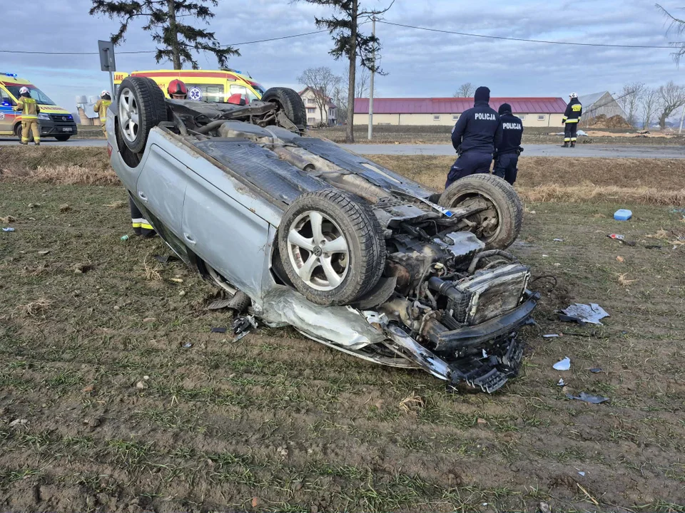 Dachowanie w regionie. Droga jest całkowicie zablokowana [ZDJĘCIA]