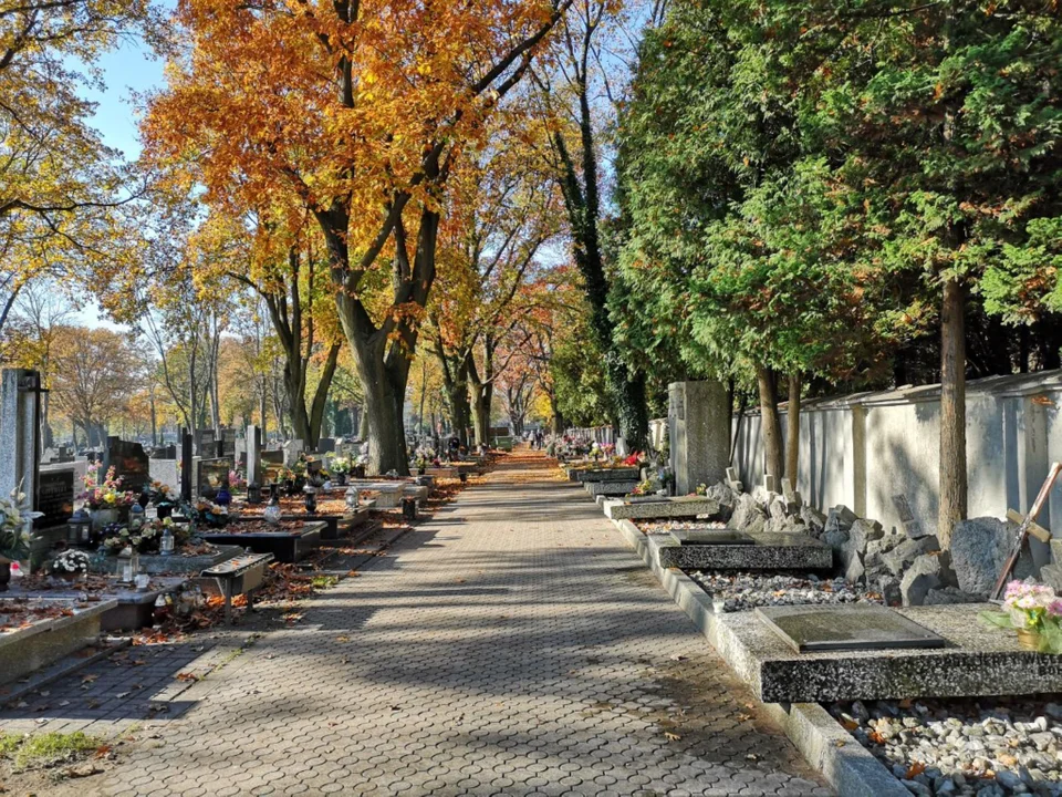 Przy okazji dnia Wszystkich Świętych odwiedzamy także groby zasłużonych